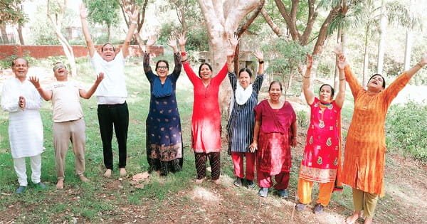 हंसी-ठहाके के लिए स्टैंड-अप कॉमेडियन सुना रहे क्रंची जोक्स और कॉमेडी स्टोरीज, स्वस्थ रहने लोग ले रहे लाफ्टर थैरेपी