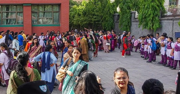 दिल्ली-NCR के बाद अहमदाबाद में हड़कंप : 9 स्कूलों को उड़ाने की मिली धमकी, विदेशी डोमेन से आया ईमेल