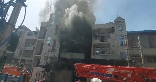 दिल्ली के नरेला में प्लास्टिक फैक्ट्री में लगी भीषण आग, कोई जनहानि नहीं