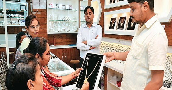 चंद दिनों में पांच हजार रुपए सस्ता हुआ सोना, खरीदार बढ़े