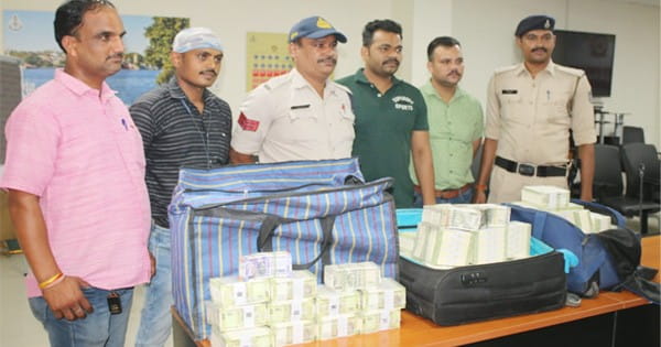 भोपाल : छापे के बाद मनी एक्सचेंज कारोबारी ने बहन के घर छिपा दिए पैसों से भरे बैग, 6 बैग में मिले 40 लाख रूपए, अब तक 71 लाख बरामद