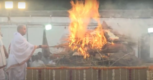 Madhavi Raje Scindia Funeral : पंचतत्व में विलीन हुईं राजमाता माधवी राजे सिंधिया, ज्योतिरादित्य सिंधिया ने दी मुखाग्नि