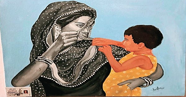चारकोल ब्लॉक में दिखा मां-बच्चे का पहला स्पर्श, एक्रेलिक में उससे दूरी का अहसास