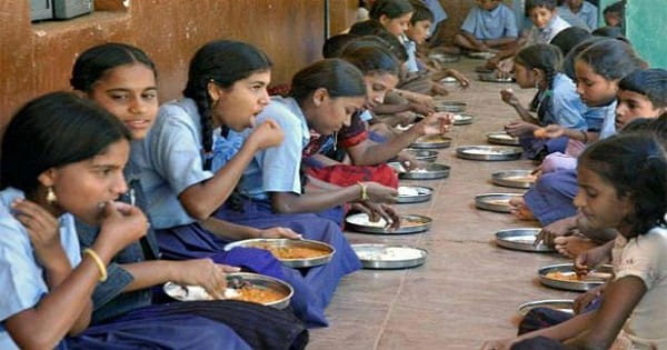 स्कूलों में छुट्टियां तो मध्यान्ह भोजन कैसे बंट रहा?