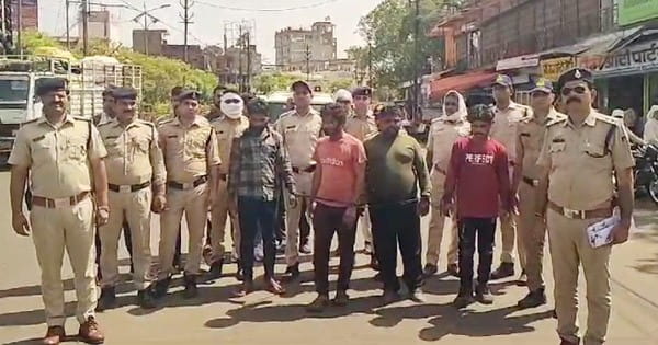 Guna News : पेशाब कांड के 4 आरोपी गिरफ्तार, निकाला जुलूस, पैदल कोर्ट लेकर पहुंची पुलिस