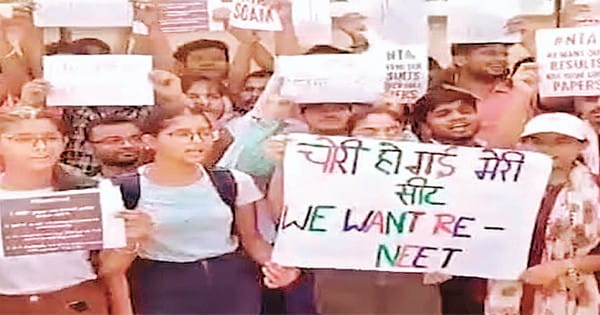 नीट के नतीजों को लेकर देशभर में फूटा गुस्सा, वाराणसी में प्रदर्शन