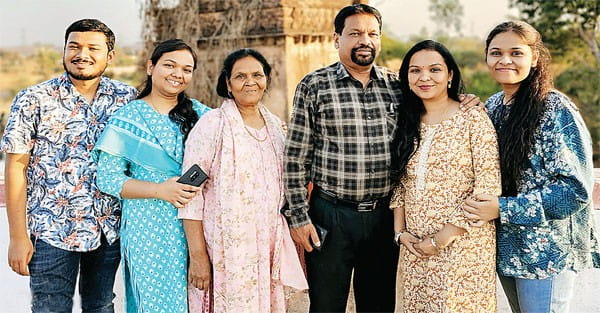 मजदूरी करते हुए एमए कर खुद शिक्षक बने; अब बेटियां हैं जज, प्रोफेसर और नर्स