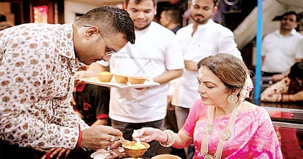 काशी विश्वनाथ को निमंत्रण बनारस पहुंचीं नीता अंबानी, खाई टमाटर चाट और आलू की टिक्की