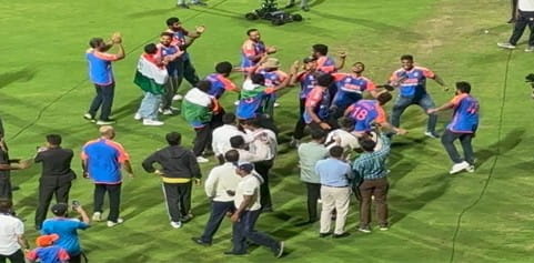 Team India Victory Parade: वानखेड़े पर संपन्न हुई टीम इंडिया की विक्ट्री परेड, चैंपियंस ने किया जमकर डांस