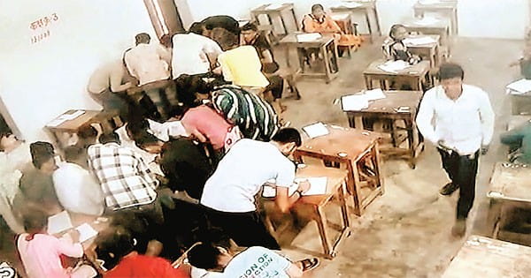 दबोह परीक्षा केंद्र पर प्रभारी व शिक्षक करवा रहे थे सामूहिक रूप से नकल