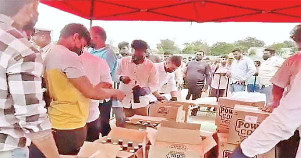 कर्नाटक के चिक्कबल्लापुर सीट से भाजपा की जीत पर बांटी गई शराब