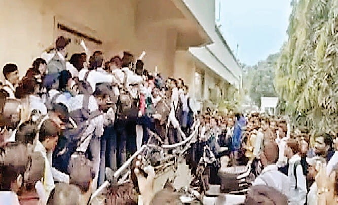 निजी कंपनी में 10 पदों के लिए इंटरव्यू देने पहुंचे हजारों युवा, धक्का-मुक्की में टूटी होटल की रेलिंग