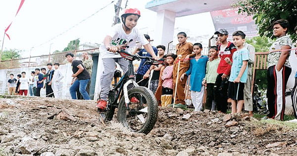 बच्चों ने कीचड़ में चलाई बाइसिकल, गिरते-फिसलते पूरा किया मड चैलेंज