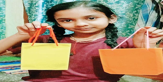 पर्यावरण के नन्हे प्रहरी गायों को पॉलीथिन खाते देख व्यथित हुए, अब पेपर बैग बनाकर बस्ती में बांट रहे