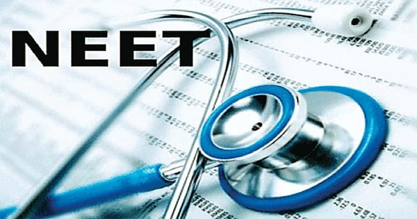 नीट में जिन सेंटर्स पर गड़बड़ी का आरोप, वहां टॉपर्स नहीं