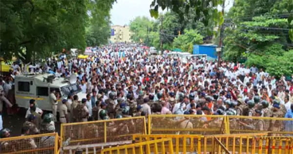 सीएम निवास घेरने प्रदेशभर से आए सरपंच, नहीं मना पाए पंचायत मंत्री