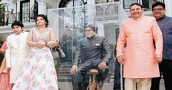न्यू जर्सी में अमिताभ बच्चन की स्टैच्यू देखने उमड़ी भीड़