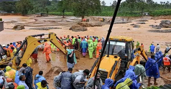 Wayanad Landslides Update : वायनाड में लैंडस्लाइड से अब तक 151 की मौत, रेस्क्यू जारी, भारी बारिश का अलर्ट, स्कूल-कॉलेज बंद; राहुल-प्रियंका का दौरा टला
