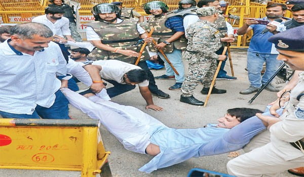 पुलिस फोर्स देखकर आधे प्रदर्शनकारी बीच में ही खिसके