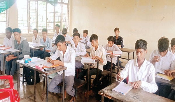 नए शिक्षा सत्र को हुए डेढ़ माह, बिना शिक्षक पढ़ाई कर रहे बच्चे