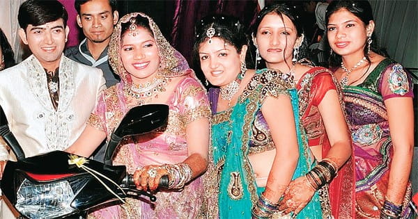 भोपाल की युवतियों की अनूठी दोस्ती; शब्द नहीं, इशारों से समझती हैं एक-दूसरे की भावनाए