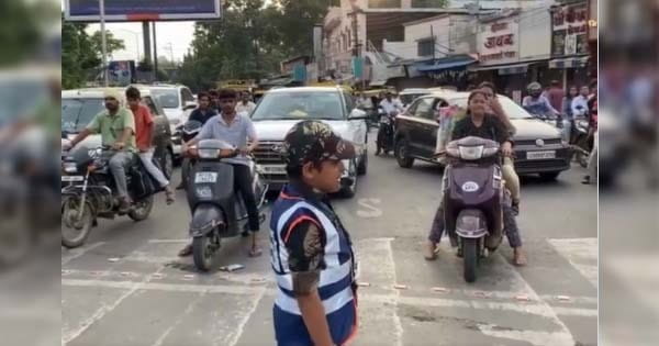 अपने ही लिखे गाने गाकर ट्रैफिक कंट्रोल कर रहा 10 साल का आदित्य, खुद को मानता है ‘इंडियन ट्रैफिक सोल्जर’