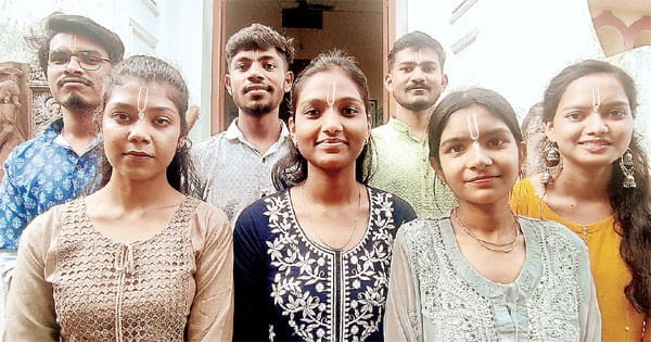 7 छात्रों ने 50 फीट की पेंटिंग में उकेरी कृष्णलीला
