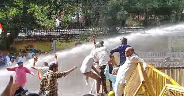 भोपाल : सीएम हाउस घेरने जा रहे कांग्रेसियों पर पुलिस ने चलाया वाटर कैनन, दलित-आदिवासियों पर अत्याचार के विरोध में निकले थे प्रदर्शनकारी