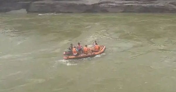 Panna News : मिढ़ासन नदी के तेज बहाव में बह गए जीजा-साली, जड़ी बूटी तोड़ने के दौरान हादसा, SDERF की टीम कर रही तलाश