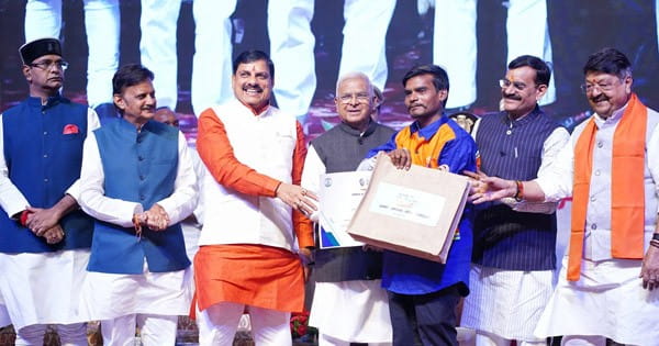 MP के 50 जिला अस्पतालों में जन-औषधि केंद्रों का शुभारंभ, CM बोले- स्टार रेटिंग के हिसाब से सफाई मित्रों को मिलेगी प्रोत्साहन राशि