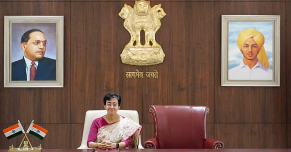 साइड में केजरीवाल के लिए खाली कुर्सी, पदभार संभालते ही आतिशी ने कहा- जिस तरह भरत जी ने भगवान श्रीराम के खड़ाऊं रखकर...