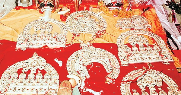 भोले की नगरी काशी से आते हैं राम दरबार के मुकुट