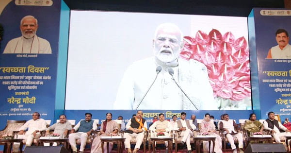 PM मोदी ने एमपी में बायो-सीएनजी संयंत्र वाली गौशाला का किया उद्घाटन, CM ने 125 CNG वाहनों को दिखाई हरी झंडी