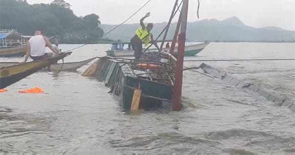 कांगो में नाव पलटने से 50 लोगों की मौत, 10 को बचाया