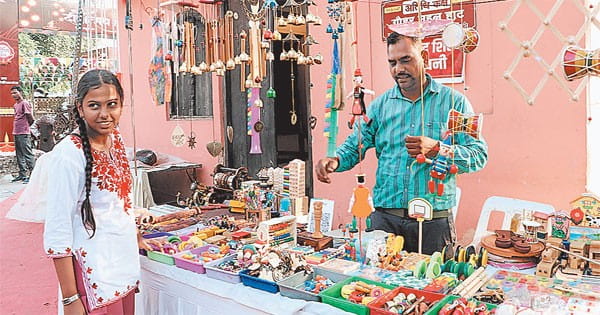 बच्चों के लिए बुधनी में बने एजुकेशनल टॉयज, सजावट के लिए मोम के लड्डू, टेराकोटा के दीये और मूर्ति खास