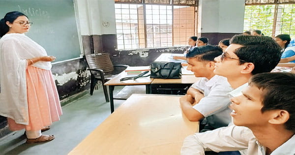 सरकारी स्कूलों में सामान्य छात्रों के साथ सुनकर पढ़ाई कर रहे दृष्टिहीन स्टूडेंट