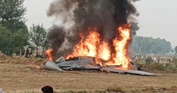 VIDEO : आगरा में एयरफोर्स का मिग-29 एयरक्राफ्ट क्रैश, जमीन पर गिरते ही लगी भीषण आग, पायलट ने कूदकर बचाई जान