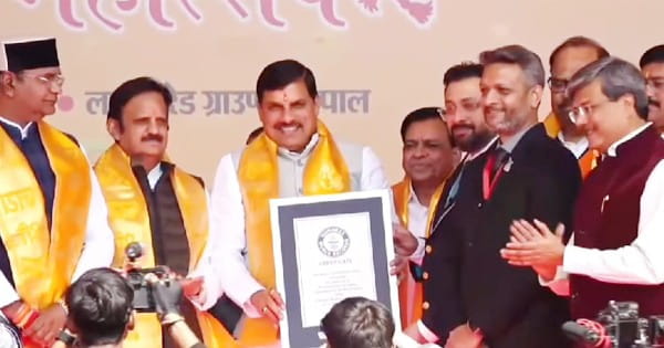 भोपाल में 5 हजार से अधिक आचार्यों ने गीता पाठ कर बनाया वर्ल्ड रिकॉर्ड, CM डॉ. मोहन यादव को सौंपा सर्टिफिकेट