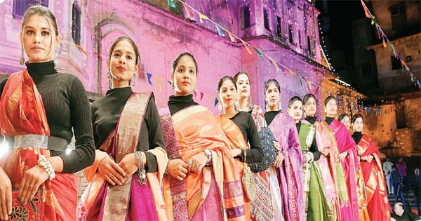 चंदेरी, महेश्वरी और सिल्क साड़ी पहने मॉडल्स ने की रैंप वॉक, पेश किए बूटी और जाली वर्क