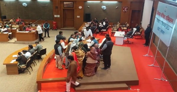 भोपाल नगर निगम परिषद की बैठक में हंगामा, कांग्रेस पार्षदों ने अध्यक्ष की आसंदी को घेरा