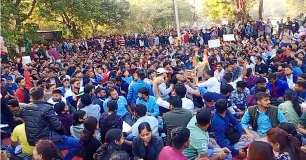 इंदौर : MPPSC अभ्यर्थियों का प्रदर्शन जारी, कड़ाके की ठंड में ऑफिस के बाहर बैठे रहे स्टूडेंट