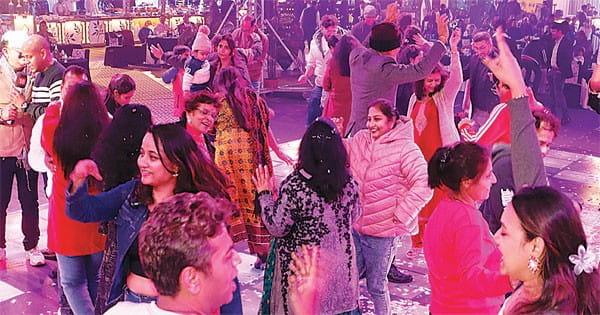 गाला डिनर, डेजलिंग फायरवर्क्स और डीजे बीट्स पर थिरकते हुए किया 2025 का वेलकम