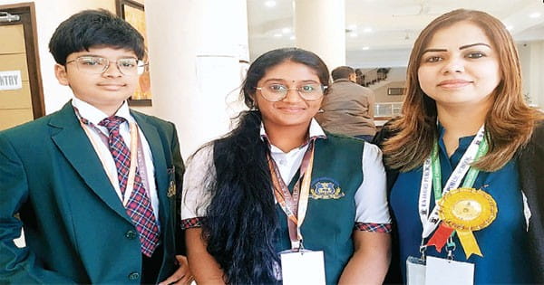 सातवीं कक्षा के अस्तित्व को धुएं से एलर्जी थी, इसलिए स्मोक और वेपन डिटेक्टर युक्त बस का बनाया मॉडल