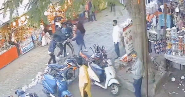महाकाल मंदिर के बाहर युवकों के बीच लाठी-डंडों से मारपीट, पूजन सामग्री बेचने को लेकर विवाद, VIDEO हुआ वायरल