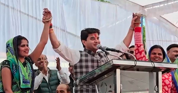 बदरवास : केंद्रीय मंत्री सिंधिया ने परिधान निर्माण केंद्र का किया शिलान्यास, महिलाओं द्वारा बनी जैकेट देखकर बोले, “यह मैं अपनी धर्मपत्नी को जाकर जरूर दिखाऊंगा”