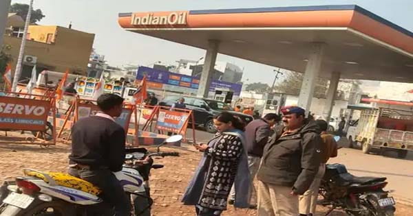 बाराबंकी : यातायात विभाग ने चलाया ‘नो हेलमेट-नो फ्यूल' अभियान, बिना हेलमेट के आने पर नहीं मिलेगा पेट्रोल