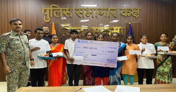 Chhattisgarh News : 52 लाख रुपए के इनामी नौ नक्सलियों ने किया आत्मसमर्पण, हार्डकोर नक्सल दंपति ने भी डाले हथियार