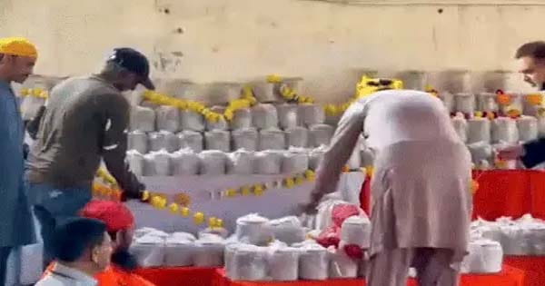 अमृतसर : पाकिस्तान से 400 हिंदुओं की अस्थियां वाघा-अटारी बॉर्डर के रास्ते पहुंचीं भारत, कराची के पुराने गोलिमार क्षेत्र के हिंदू श्मशान घाट में 8 सालों से रखी थी