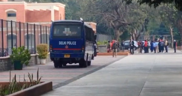 दिल्ली-NCR के कई स्कूलों को बम धमकी : बच्चों को भेजा गया घर, सेंट स्टीफन कॉलेज को भी आया मेल; पुलिस जांच में जुटी