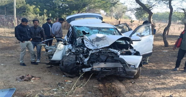 राजस्थान के चूरू में पिकअप वाहन और कार की टक्कर, पति-पत्नी और बेटे की मौत